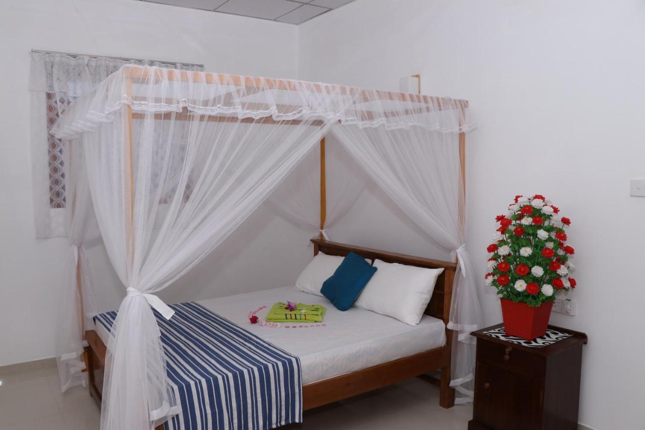 Great Yeheni Villa Hikkaduwa Bagian luar foto