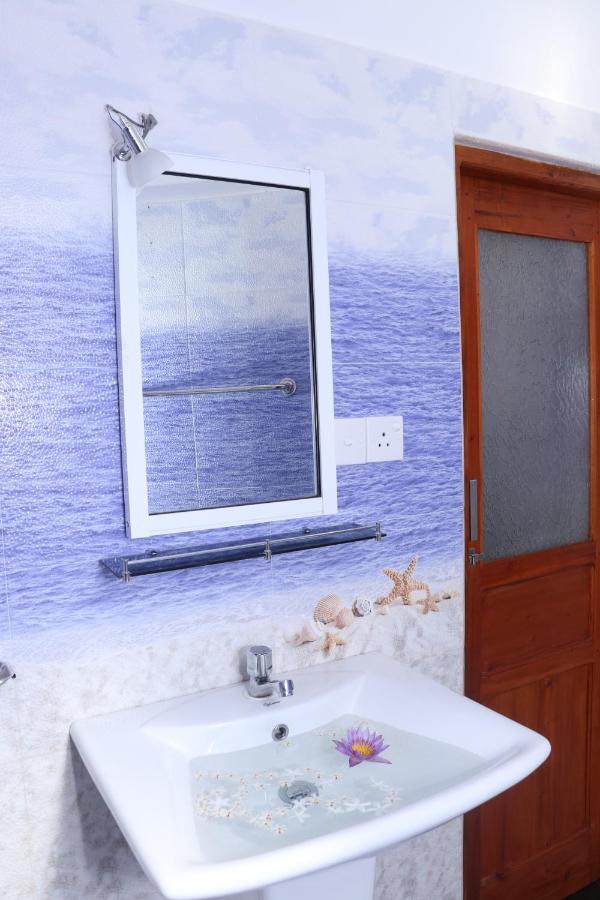 Great Yeheni Villa Hikkaduwa Bagian luar foto