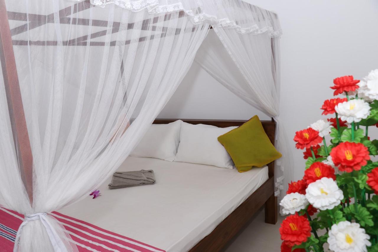 Great Yeheni Villa Hikkaduwa Bagian luar foto