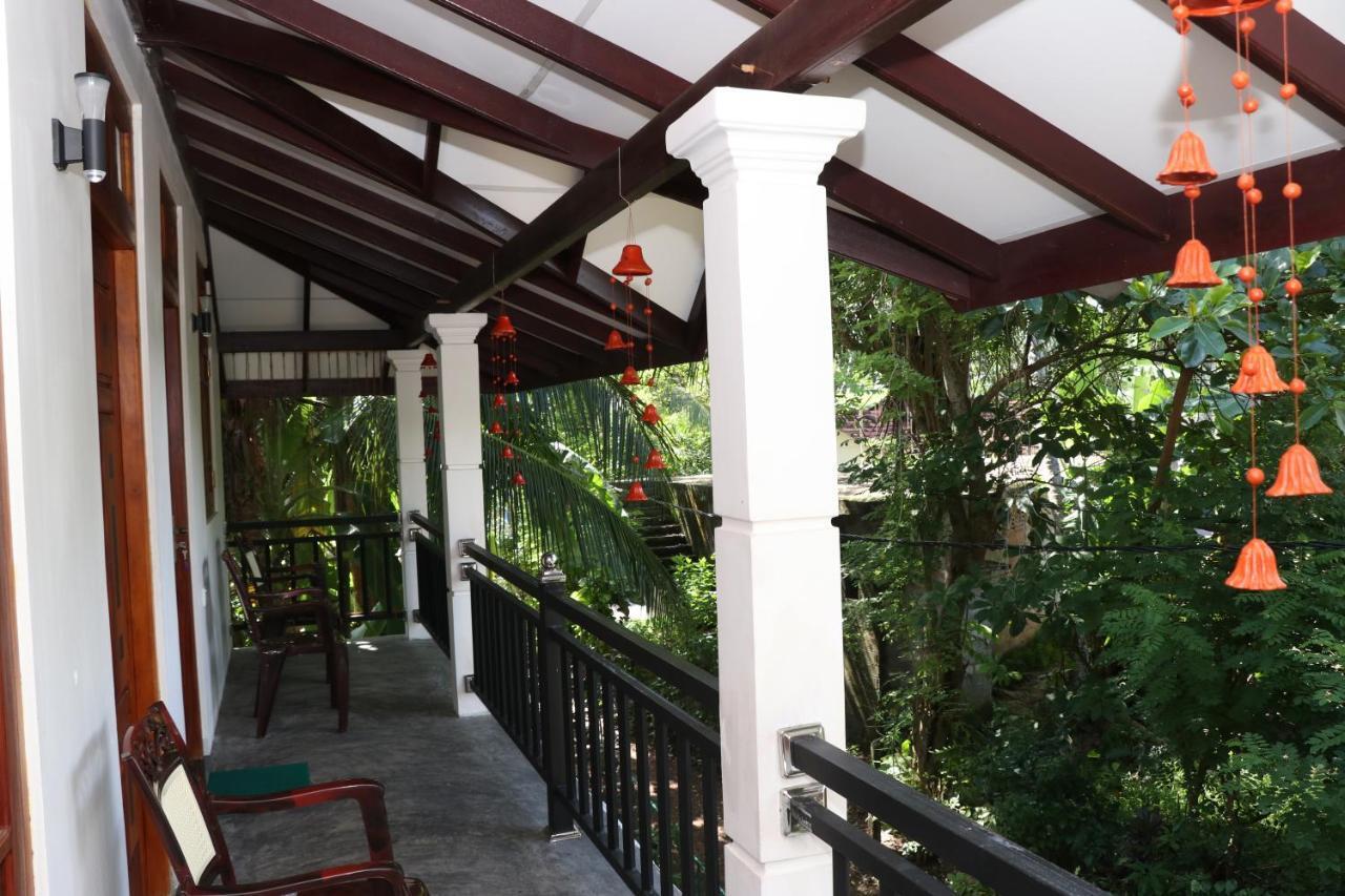 Great Yeheni Villa Hikkaduwa Bagian luar foto